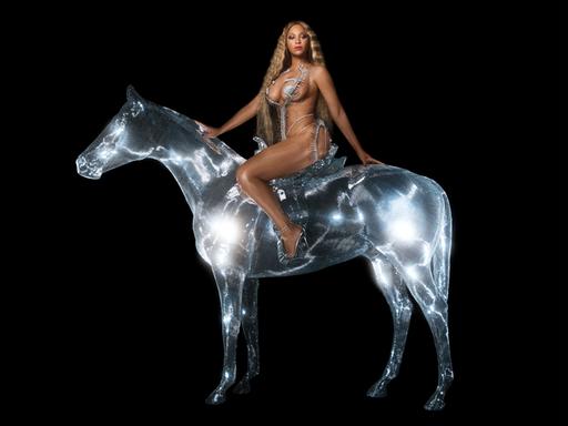Cover des Albums Renaissance von Beyonce. Beyonce sitzt vor schwarzem Hintergrund auf einem Pferd aus Glas.