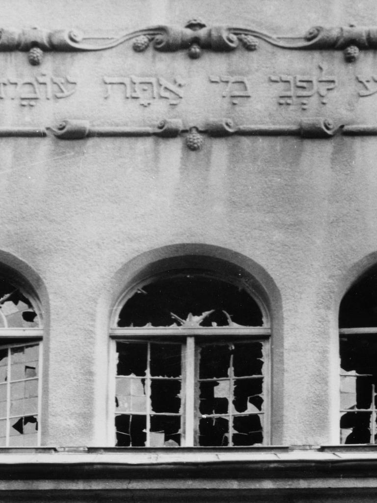 Das Foto zeigt die zerstörten Fenster der Kieler Synagoge nach den judenfeindlichen Pogromen in Nazi-Deutschland im November 1938.