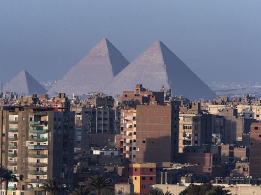 Die Morgensonne beleuchtet die Pyramiden von Gizeh am Stadtrand von Kairo (Ãgypten). 