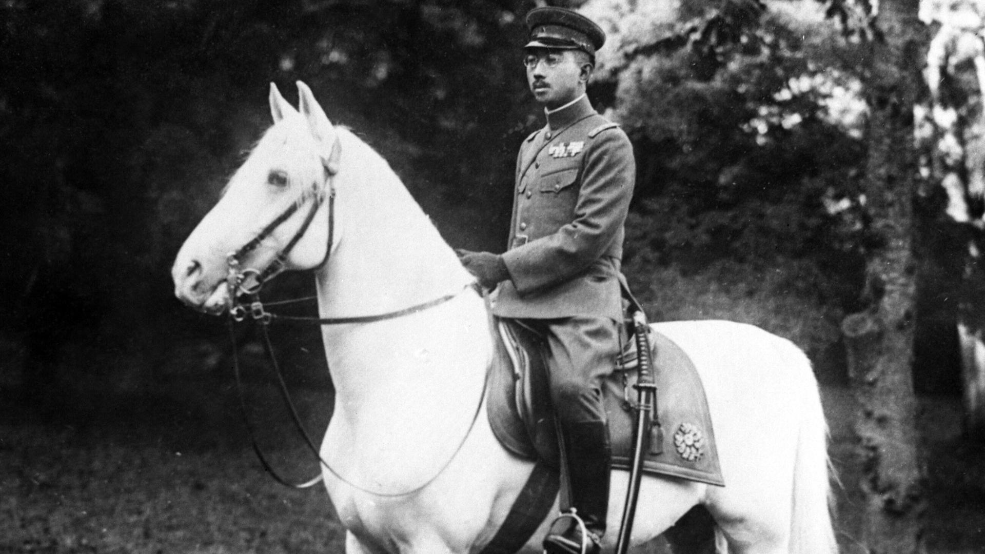 Japans Kaiser Hirohito sitzt in Uniform auf einem Pferd