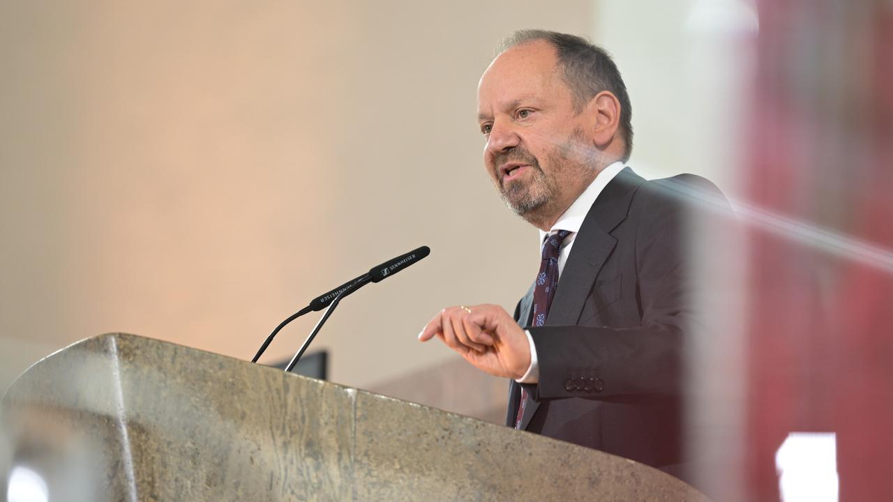 Philippe Sands steht an einem Rednerpult vor einem Mikrofon und spricht