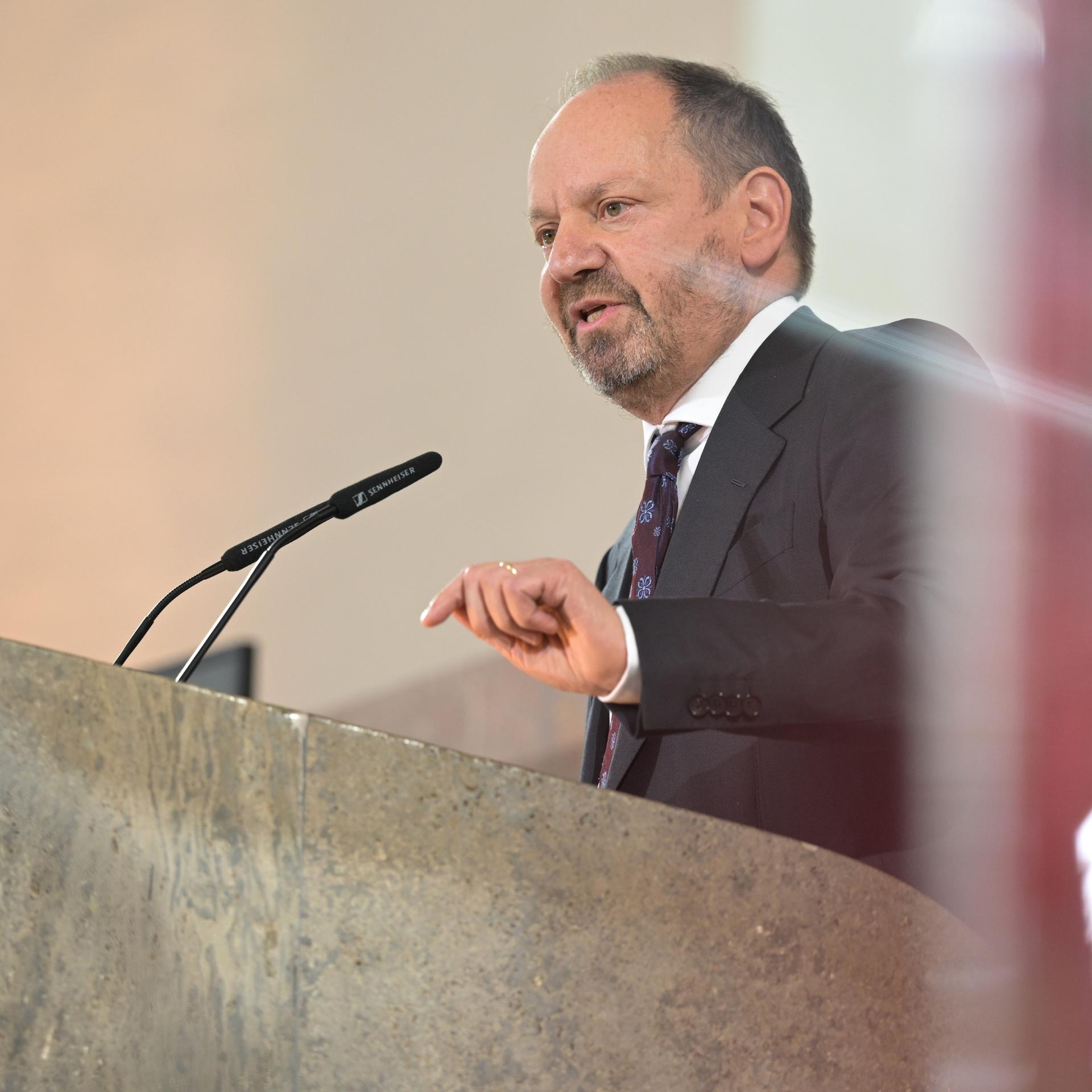 Philippe Sands steht an einem Rednerpult vor einem Mikrofon und spricht