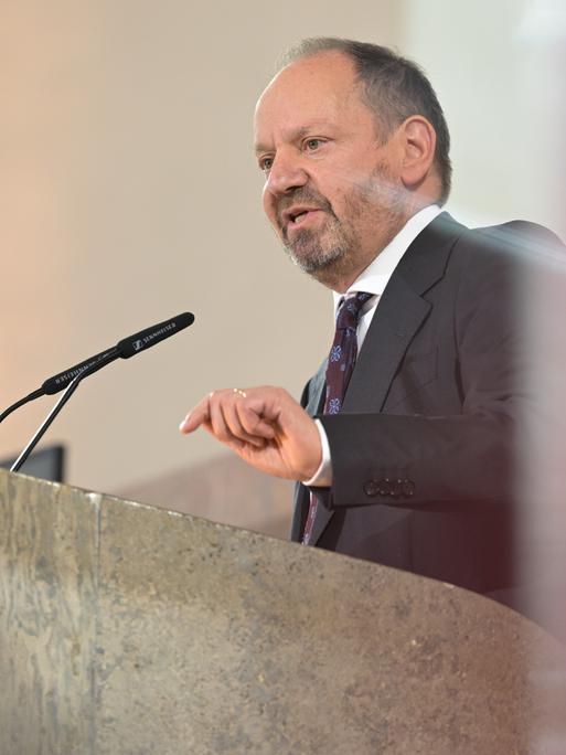 Philippe Sands steht an einem Rednerpult vor einem Mikrofon und spricht