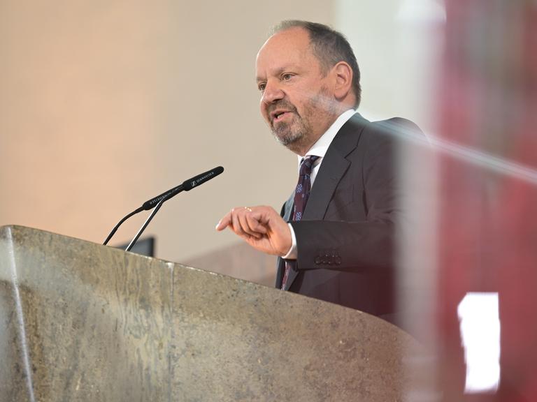 Philippe Sands steht an einem Rednerpult vor einem Mikrofon und spricht
