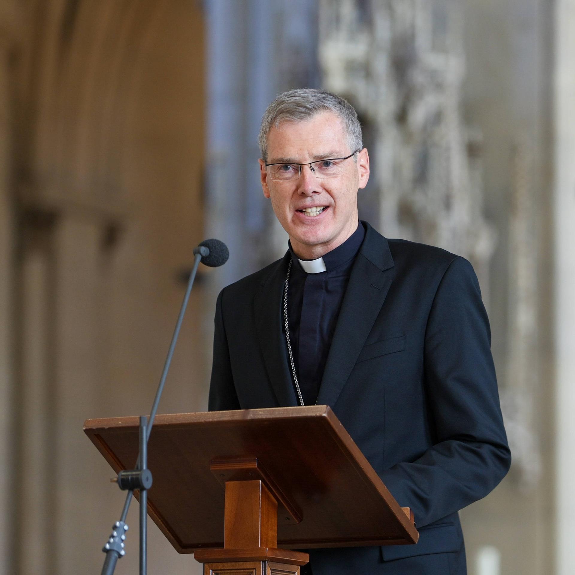 Heiner Wilmer, Vorsitzender der Deutschen Bischofskonferenz, steht an einem Rednerpult im St.-Paulus- Dom in Münster