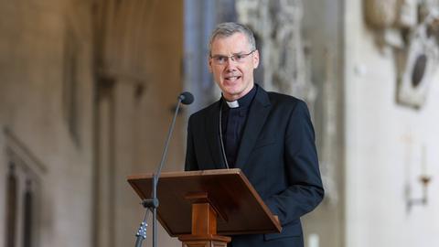 Heiner Wilmer, Vorsitzender der Deutschen Bischofskonferenz, steht an einem Rednerpult im St.-Paulus- Dom in Münster