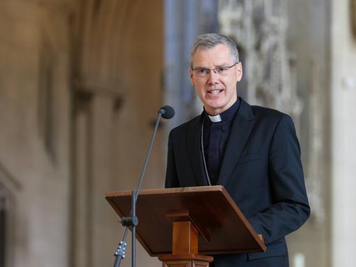 Heiner Wilmer, Vorsitzender der Deutschen Bischofskonferenz, steht an einem Rednerpult im St.-Paulus- Dom in Münster
