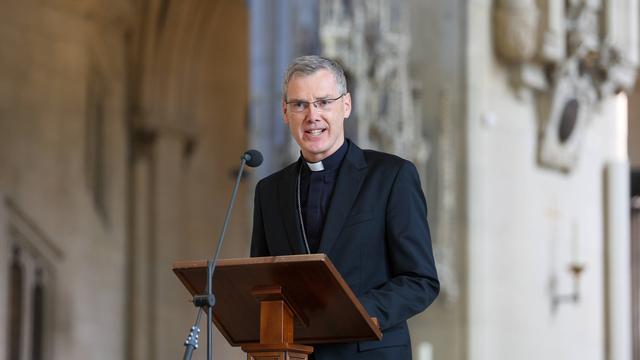 Heiner Wilmer, Vorsitzender der Deutschen Bischofskonferenz, steht an einem Rednerpul