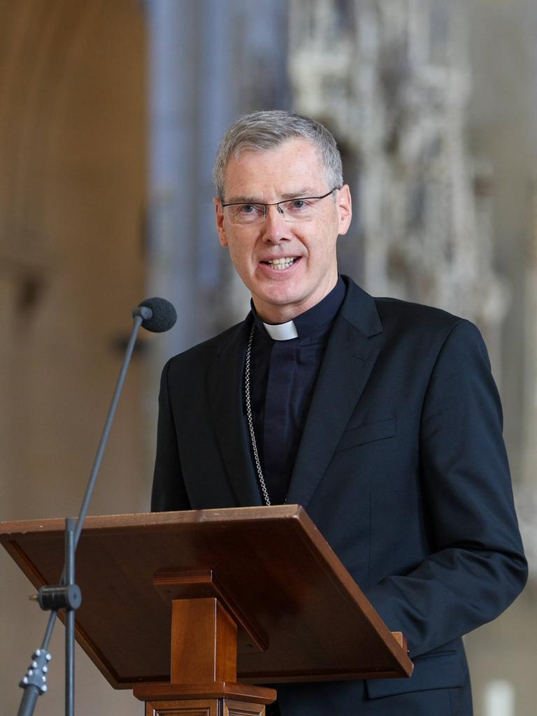 Heiner Wilmer, Vorsitzender der Deutschen Bischofskonferenz, steht an einem Rednerpult im St.-Paulus- Dom in Münster