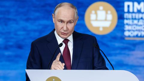 Russlands Präsident Putin steht beim Wirtschaftsforum in St. Petersburg am Rednerpult