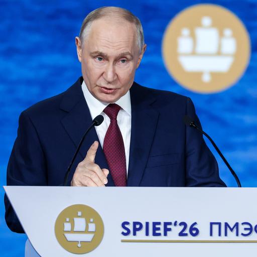 Russlands Präsident Putin steht beim Wirtschaftsforum in St. Petersburg am Rednerpult