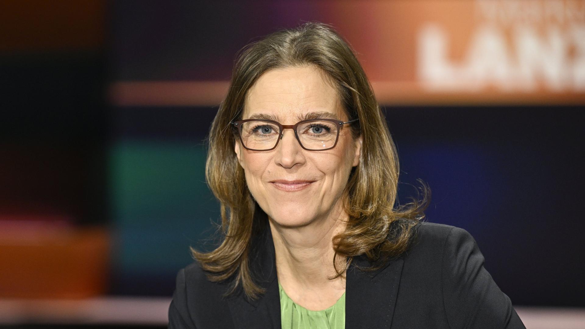 Nicola Fuchs-Schündeln lächelt in der Sendung "Markus Lanz", ZDF, in die Kamera. 