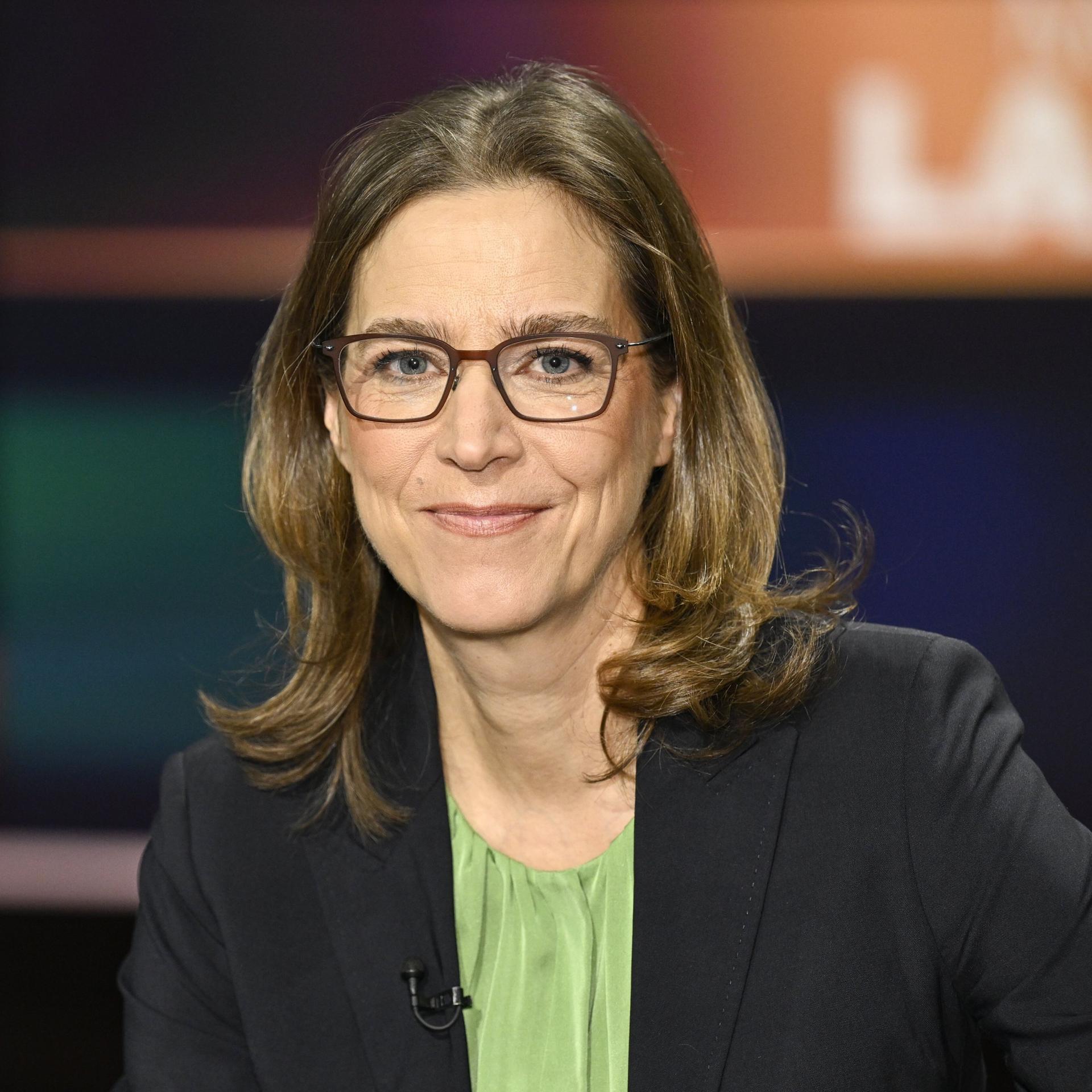 Nicola Fuchs-Schündeln lächelt in der Sendung "Markus Lanz", ZDF, in die Kamera. 