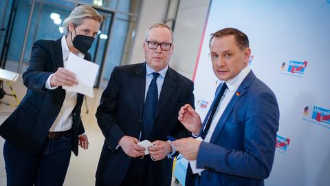 Max Otte steht in der Mitte zwischen den AfD-Fraktionsvorsitzenden Alice Weidel und Tino-Chrupalla