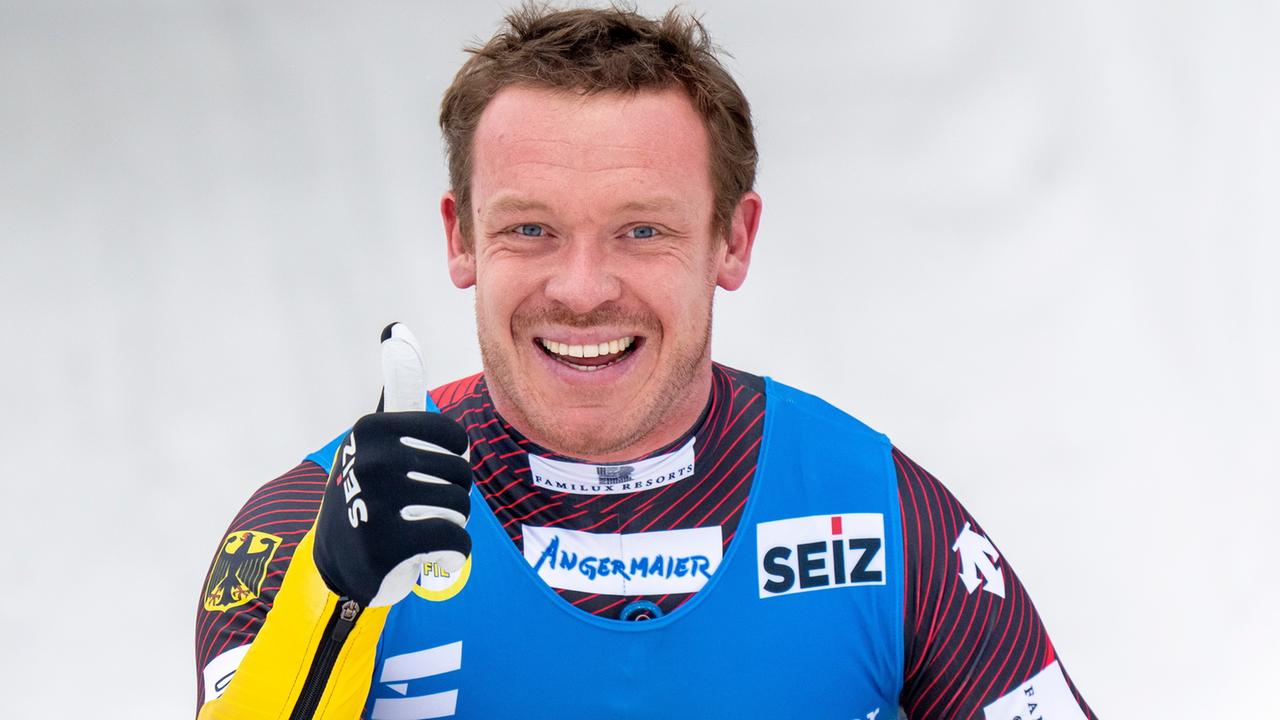 Felix Loch feiert seinen Erfolg in Whistler.