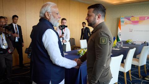 Modi und Selenskyj reichen sich die Hand zur Begrüßung.