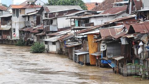 Überschwemmungen in den Slums der indonesischen Hauptstadt Jakarta: Baufällige Hütten stehen im Wasser.