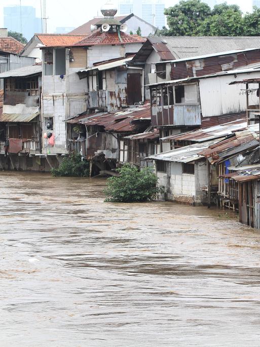 Überschwemmungen in den Slums der indonesischen Hauptstadt Jakarta: Baufällige Hütten stehen im Wasser.