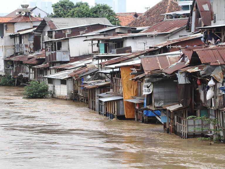 Überschwemmungen in den Slums der indonesischen Hauptstadt Jakarta: Baufällige Hütten stehen im Wasser.