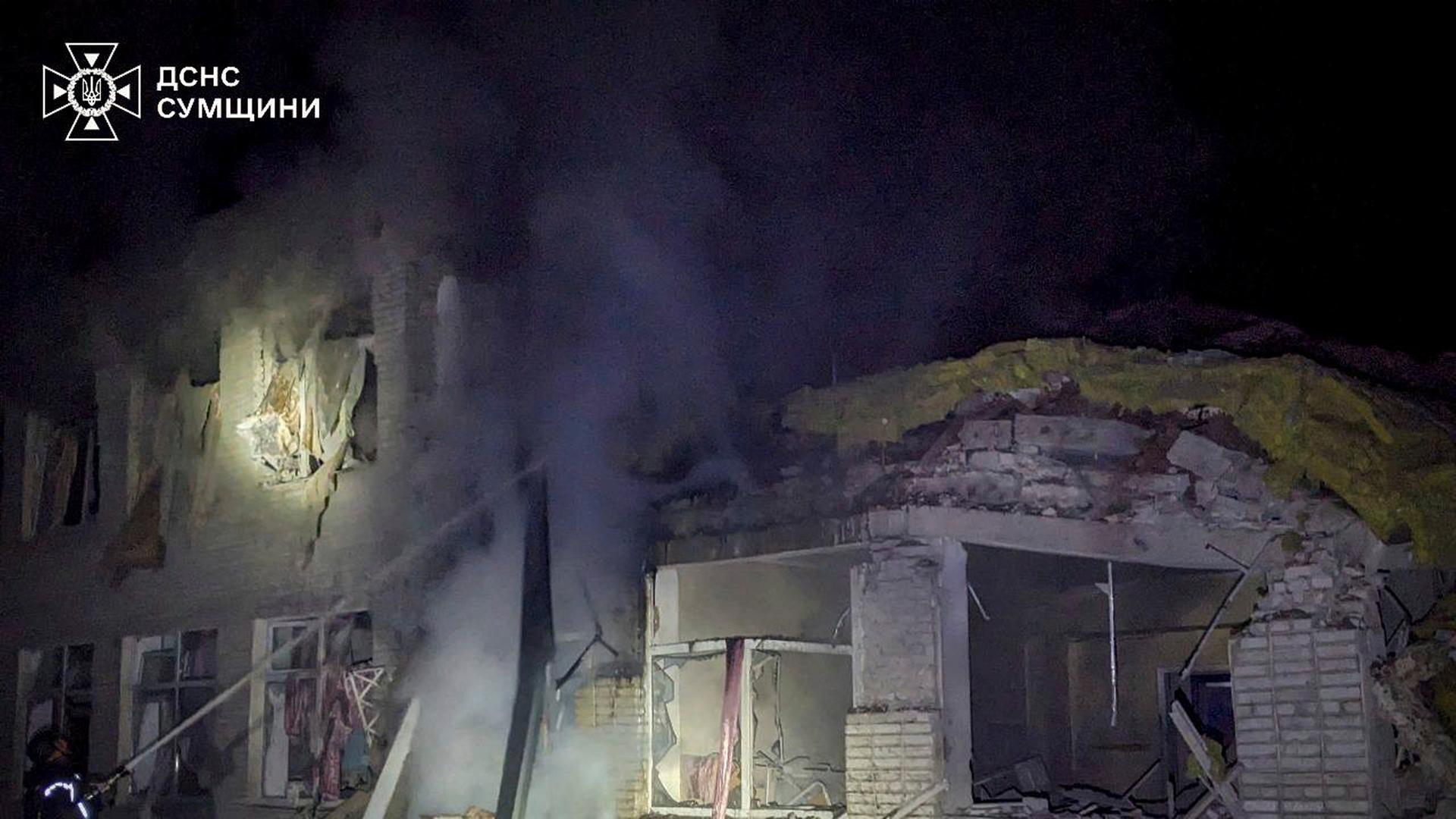 Feuerwehrleute löschen das Feuer in einem städtischen Krankenhaus nach einem russischen Angriff in der Region Sumy. Feuerwehrleute löschen das Feuer in einem städtischen Krankenhaus nach einem russischen Angriff in der Region Sumy.