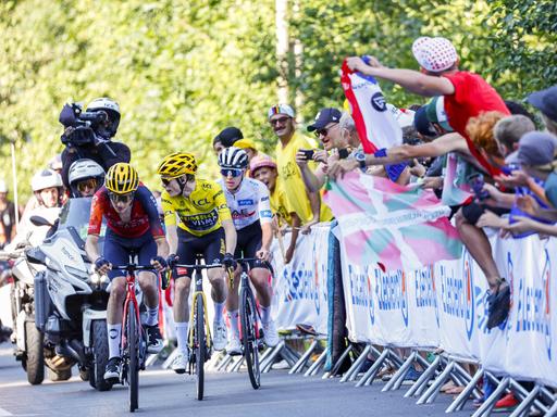 SAINT-GERVAIS MONT BLANC, FRANCE - JULY 16 : Rodriguez Carlos ESP of INEOS Grenadiers, Pogacar Tadej SVN of UAE Team Emirates and Vingegaard Jonas DEN of Jumbo-Visma in action during stage 15 of the 110th edition of the Tour de France 2023 cycling race, a stage of 180 kms with start in Les Gets and finish in Saint-Gervais Mont Blanc on July 16, 2023 in Saint-Gervais Mont Blanc, France, 16/07/2023  Motordriver Kenny Verfaillie - Tour de France 2023 - Stage 15 PhotoNews/Panoramic PUBLICATIONxINxGERxSUIxAUTxHUNxONLY