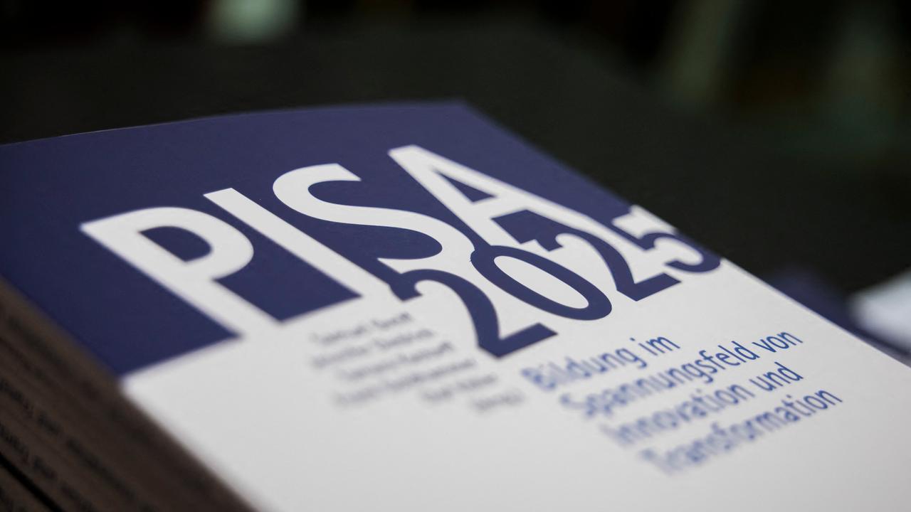 Unterlagen zur PISA-Studie 2025 vor Beginn einer Pressekonferenz