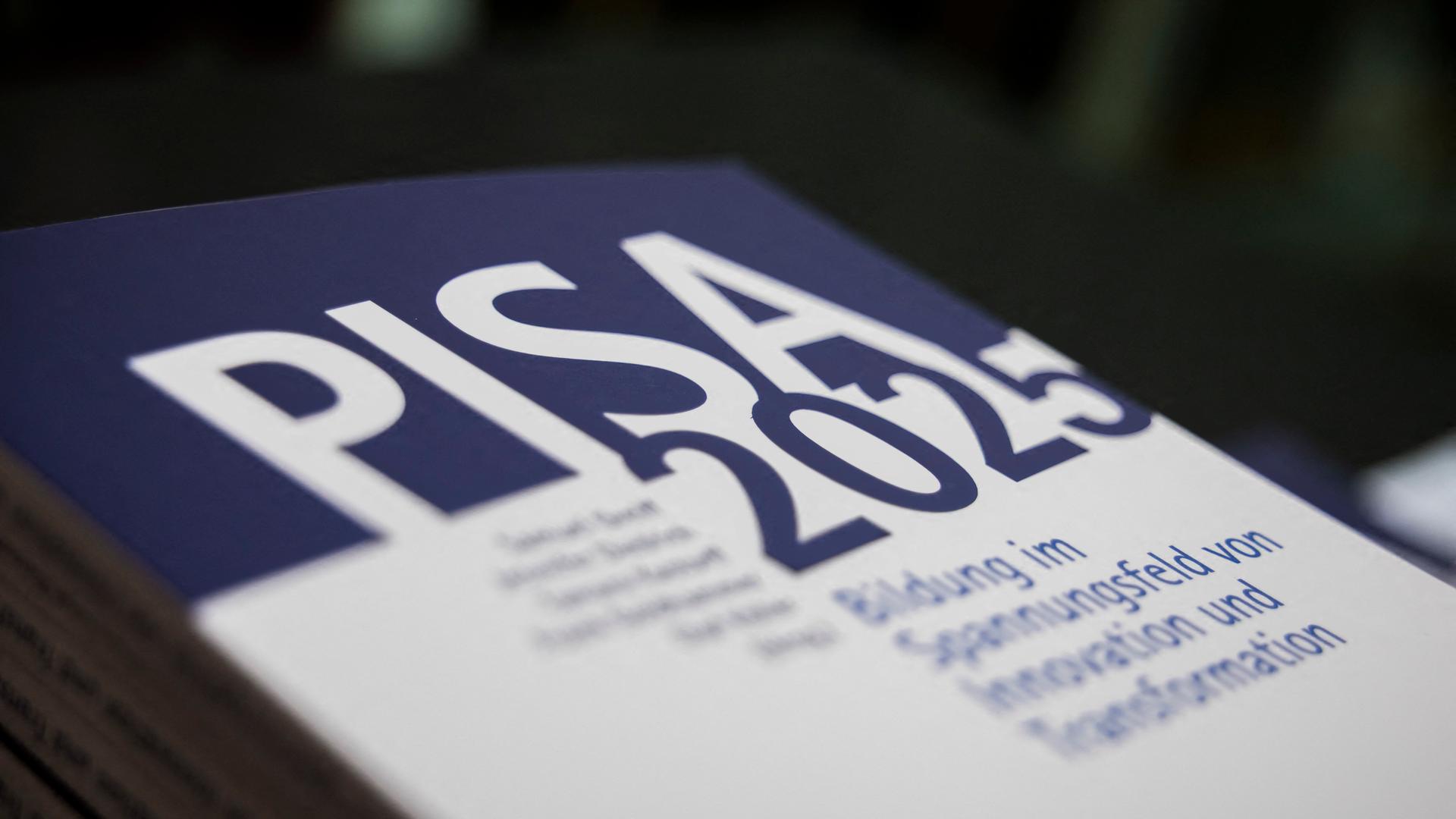 Unterlagen zur PISA-Studie 2025 vor Beginn einer Pressekonferenz