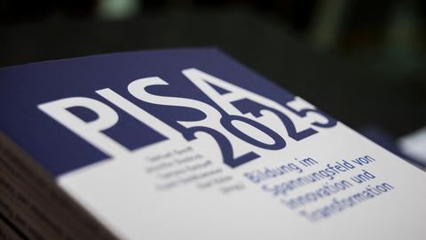 Unterlagen zur PISA-Studie 2025 vor Beginn einer Pressekonferenz