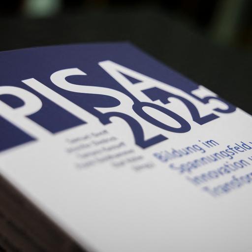 Unterlagen zur PISA-Studie 2025 vor Beginn einer Pressekonferenz