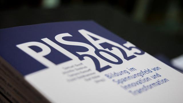 Unterlagen zur PISA-Studie 2025 vor Beginn einer Pressekonferenz