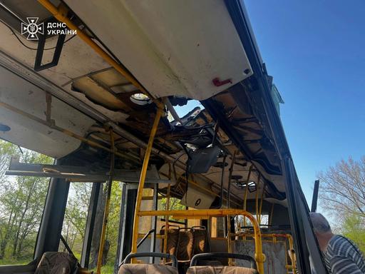 Auf diesem vom ukrainischen Rettungsdienst zur Verfügung gestellten Foto ist ein beschädigter Bus, der von einer russischen Drohne in Marhanez, Region Dnipropetrowsk, getroffen wurde.