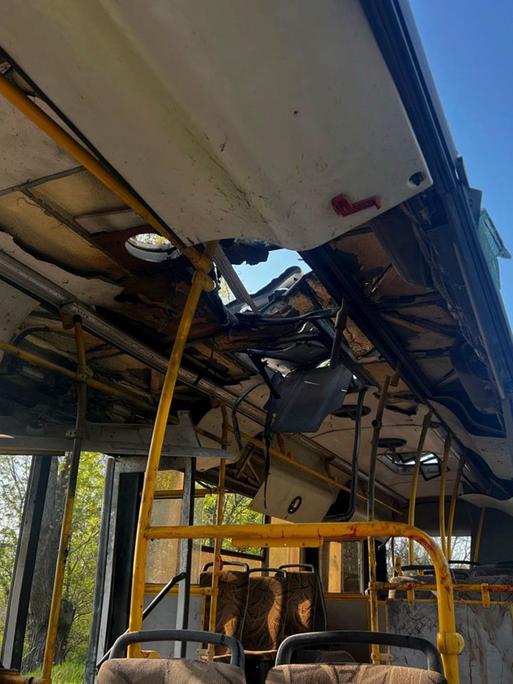 Auf diesem vom ukrainischen Rettungsdienst zur Verfügung gestellten Foto ist ein beschädigter Bus, der von einer russischen Drohne in Marhanez, Region Dnipropetrowsk, getroffen wurde.