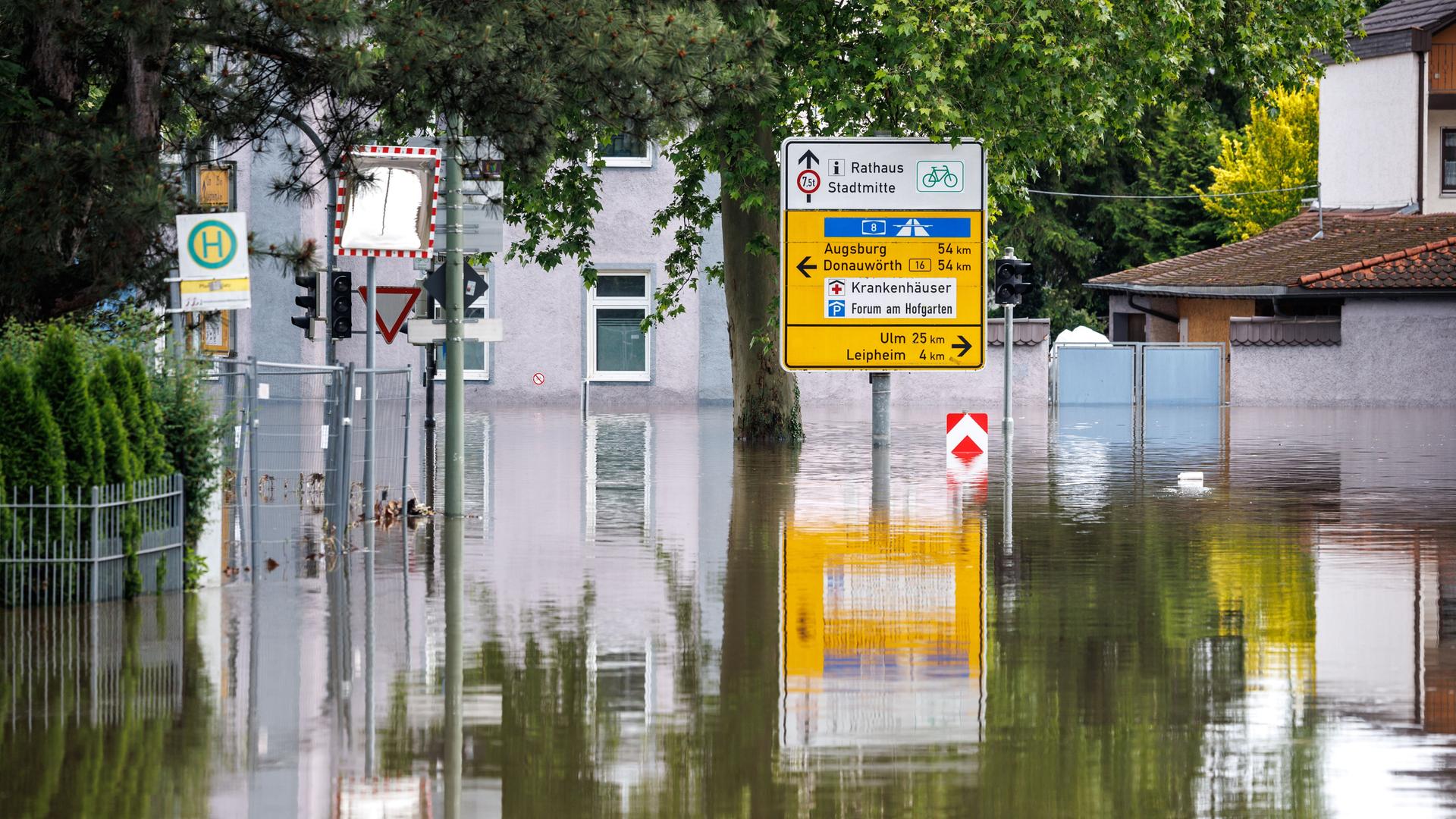 Das Bild zeigt einen Teil der Günzburger Innenstadt, der unter Wasser steht. 