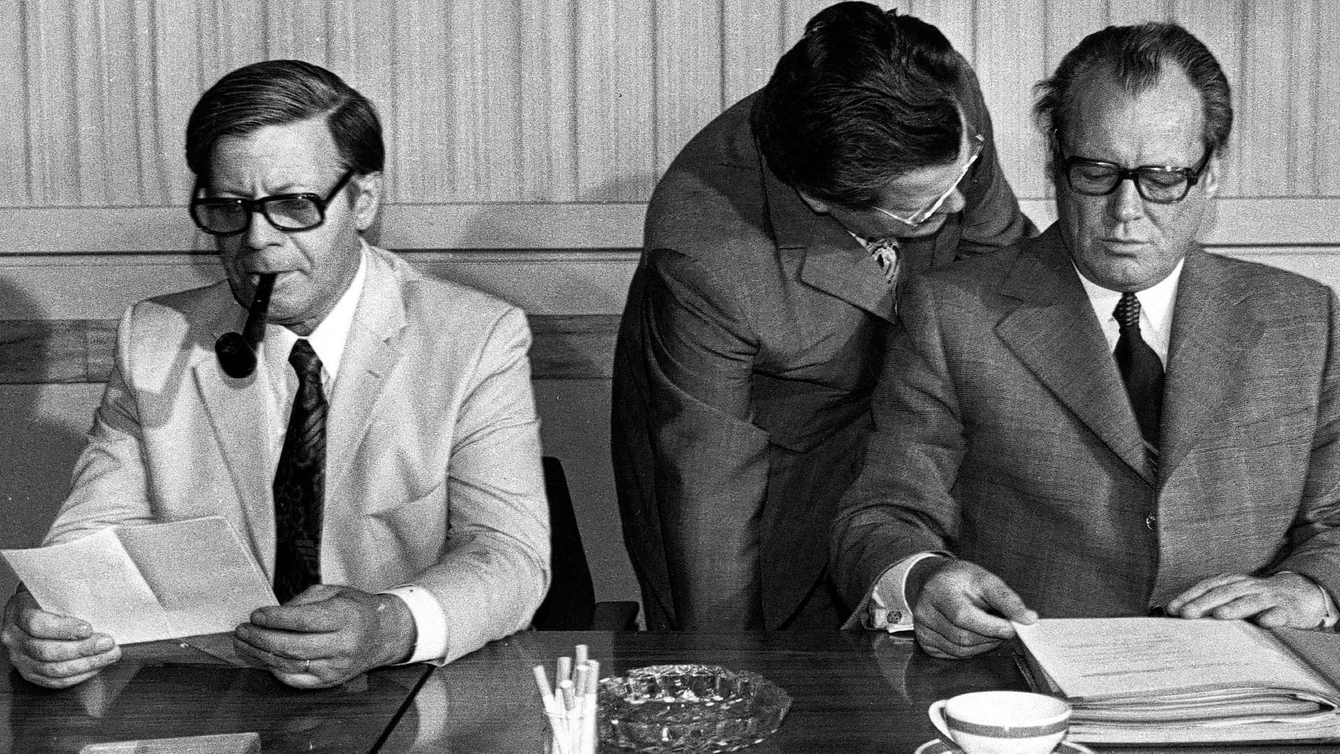 Spionagefall Guillaume: Brandt-Referent Guenther Guillaume und Bundeskanzler Willy Brandt bei einer SPD-Vorstandssitzung in Berlin am 23. Juni 1973.