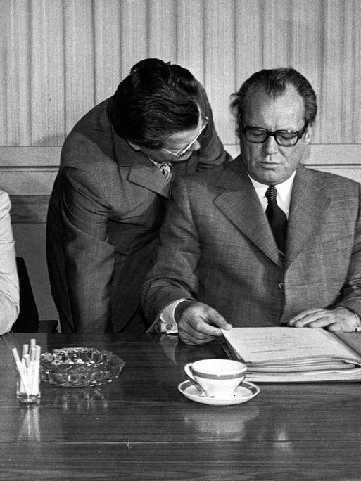 Spionagefall Guillaume: Brandt-Referent Guenther Guillaume und Bundeskanzler Willy Brandt bei einer SPD-Vorstandssitzung in Berlin am 23. Juni 1973. Spionagefall Guillaume: Brandt-Referent Guenther Guillaume und Bundeskanzler Willy Brandt bei einer SPD-Vorstandssitzung in Berlin am 23. Juni 1973.