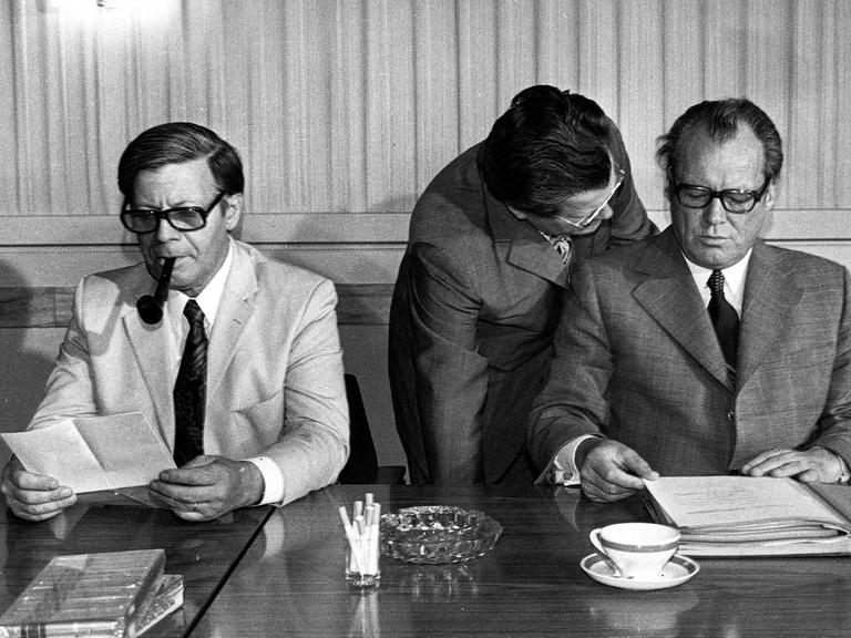 Spionagefall Guillaume: Brandt-Referent Guenther Guillaume und Bundeskanzler Willy Brandt bei einer SPD-Vorstandssitzung in Berlin am 23. Juni 1973. Spionagefall Guillaume: Brandt-Referent Guenther Guillaume und Bundeskanzler Willy Brandt bei einer SPD-Vorstandssitzung in Berlin am 23. Juni 1973.