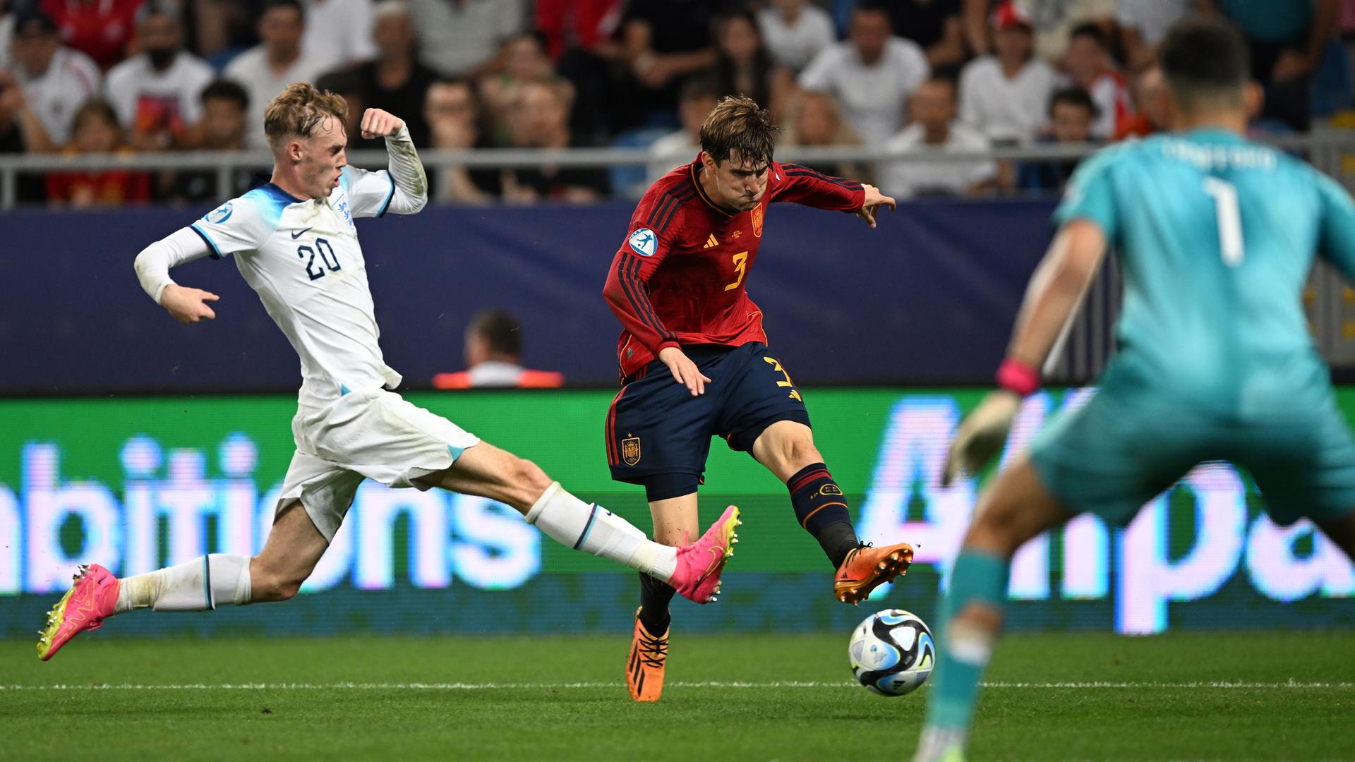 Spaniens Juan Miranda (Mitte) schießt auf das englische Tor. Der Brite Cole Palmer versucht ihn zu stoppen. Spaniens Juan Miranda (Mitte) schießt auf das englische Tor. Der Brite Cole Palmer versucht ihn zu stoppen.