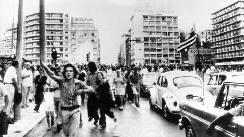 Nach dem Zusammenbruch der Militärdiktatur in Griechenland jubeln die Menschen auf der Straße
