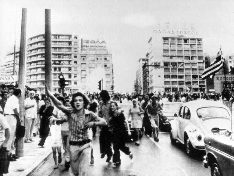 Nach dem Zusammenbruch der Militärdiktatur in Griechenland jubeln die Menschen auf der Straße