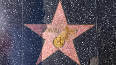 Der Stern von Donald Trump auf dem Hollywood 'Walk of Fame', der am 5. November 2024 in Hollywood, Kalifornien beschmiert wurde.