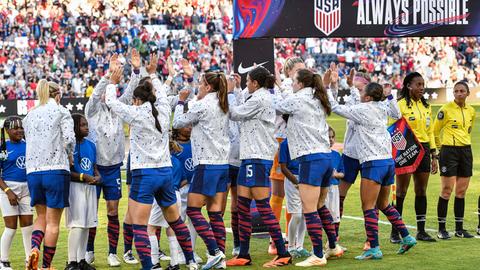 ST. LOUIS, MO - APRIL 11: The U.S. Womens International team take the field during an International Friendly, Länderspiel, Nationalmannschaft game between the Republic of Ireland Womans national team, Nationalteam and the United States of America Womans National Team on April 11, 2023, at CITYPARK Stadium in St. Louis City, MO. Photo by Rick Ulreich/Icon Sportswire SOCCER: APR 11 Women s - USA vs Ireland Icon23041154