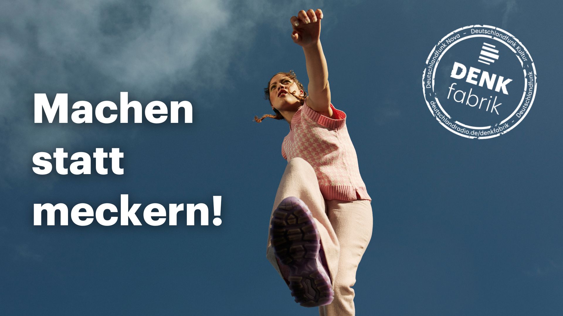 Blick von unten auf eine Frau, die über den Betrachter hinwegspringt, dahinter blauer Himmel Blick von unten auf eine Frau, die über den Betrachter hinwegspringt, dahinter blauer Himmel