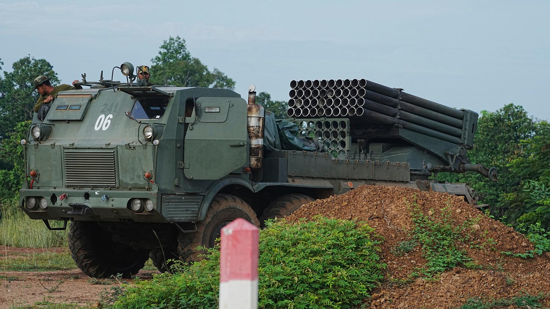 Phnom Penh: Ein kambodschanisches Militärfahrzeug mit einem Raketenwerfer ist in der Provinz Oddar Meanchey. Phnom Penh: Ein kambodschanisches Militärfahrzeug mit einem Raketenwerfer ist in der Provinz Oddar Meanchey.