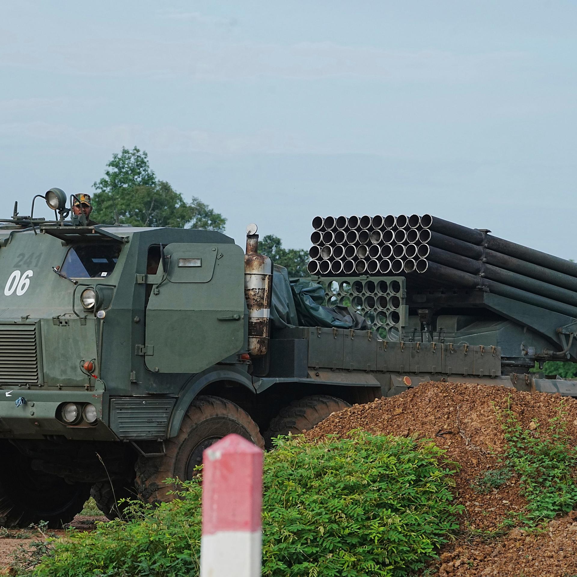Phnom Penh: Ein kambodschanisches Militärfahrzeug mit einem Raketenwerfer ist in der Provinz Oddar Meanchey. 