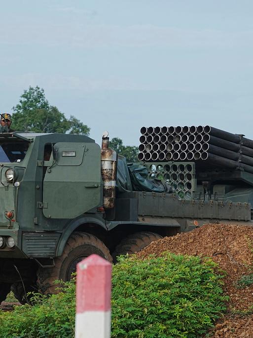 Phnom Penh: Ein kambodschanisches Militärfahrzeug mit einem Raketenwerfer ist in der Provinz Oddar Meanchey. 