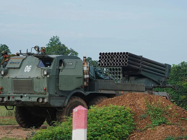 Phnom Penh: Ein kambodschanisches Militärfahrzeug mit einem Raketenwerfer ist in der Provinz Oddar Meanchey. 
