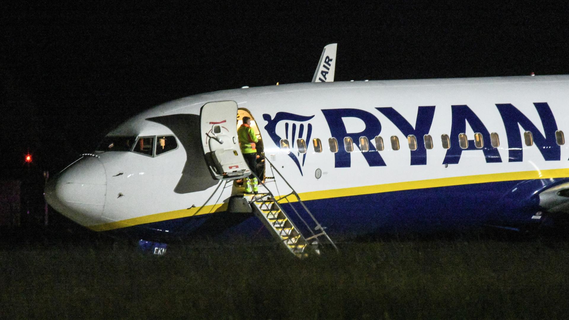 Ein Passagierjet der Fluggesellschaft Ryanair steht auf dem Rollfeld, es ist dunkel. Die Tür ist geöffnet, eine Leiter führt nach unten. Ein Passagierjet der Fluggesellschaft Ryanair steht auf dem Rollfeld, es ist dunkel. Die Tür ist geöffnet, eine Leiter führt nach unten.
