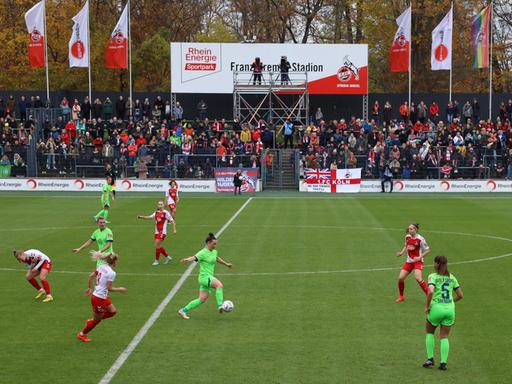 Volle Tribünen in der Frauen-Bundesliga, hier beim Spiel zwischen dem 1. FC Köln und dem VfL Wolfsburg.