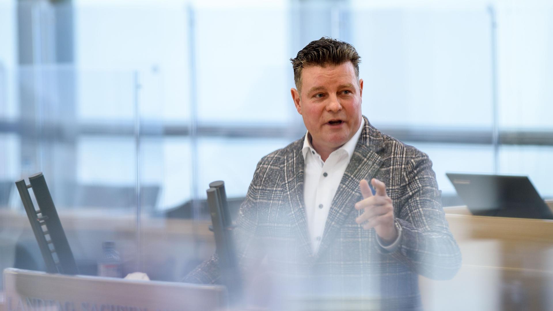 Markus Kurze (CDU) steht im Plenarsaal des Landtages am Rednerpult.