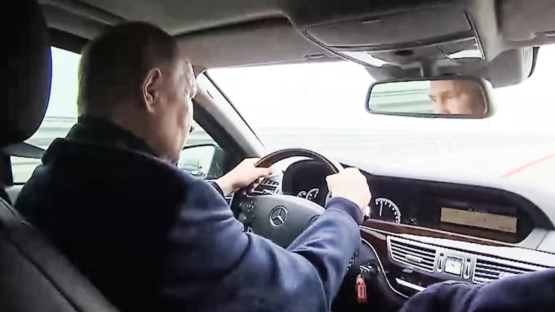 Russlands Präsident Putin fährt ein Fahrzeug auf der Krimbrücke. 